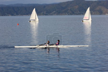 Téléchargez les photos : Girl kayakers and yachts in water - en image libre de droit