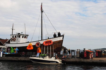Téléchargez les photos : Vieux bateau de pêche en bois - en image libre de droit
