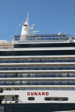 Téléchargez les photos : Queen Victoria bateau de croisière dans le port - en image libre de droit