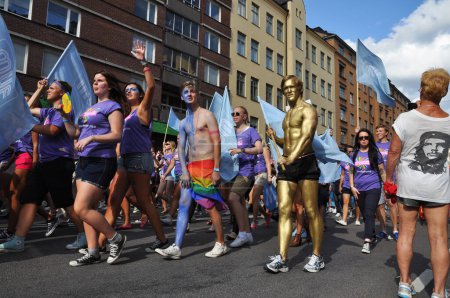 Téléchargez les photos : Stockholm Pride défilé dans la rue - en image libre de droit