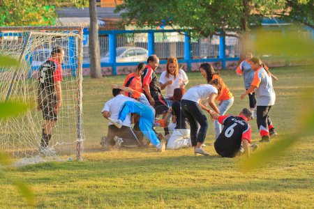 Foto de Gente jugando al fútbol al aire libre - Imagen libre de derechos