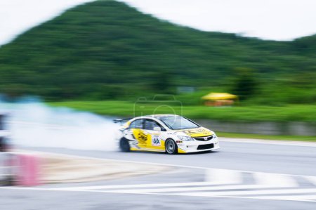 Foto de El coche de carreras vuela el motor - Imagen libre de derechos