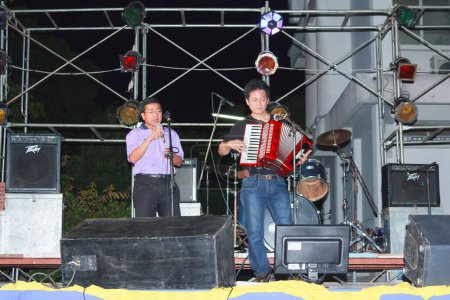 Téléchargez les photos : Hommes chantant et jouant de l'accordéon - en image libre de droit