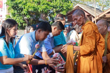 Foto de Monjes budistas y gente en la calle en el festival. Tailandia - Imagen libre de derechos