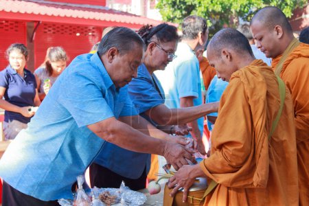 Foto de Monjes budistas y gente en la calle en el festival. Tailandia - Imagen libre de derechos