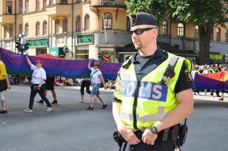 Téléchargez les photos : Policier au festival Stockholm Pride 2012 - en image libre de droit