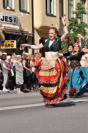 Téléchargez les photos : Danseuse du ventre au festival Stockholm Pride 2012 - en image libre de droit