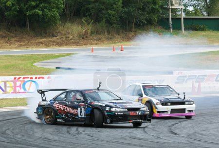 Téléchargez les photos : Course de voitures au M-150 Storm Drift Competition sur Bonanza Racing Circuit, Nakhon Ratchasima, Thaïlande le 12 août 2012 - en image libre de droit