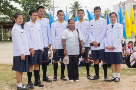 Téléchargez les photos : Étudiants thaïlandais en uniforme cérémonie - en image libre de droit