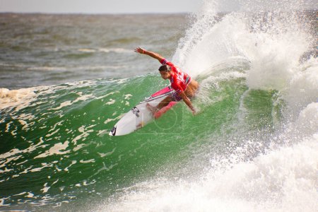 Foto de Surfista profesional. Hombre surfeando en las olas en Australia - Imagen libre de derechos