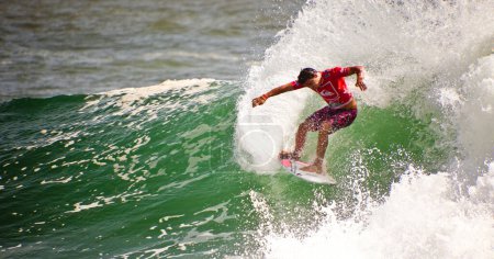 Téléchargez les photos : Pro Surfeur. Homme surfant sur les vagues en Australie - en image libre de droit