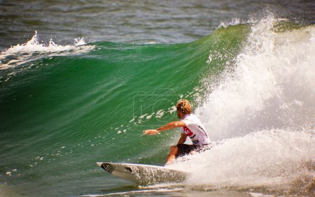 Foto de Surfista profesional. Hombre surfeando en las olas en Australia - Imagen libre de derechos