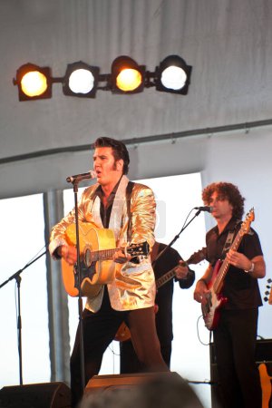 Téléchargez les photos : Elvis view et guitariste performant - en image libre de droit
