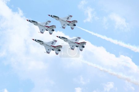 Téléchargez les photos : Équipe de démonstration de la Force aérienne Thunderbirds - en image libre de droit