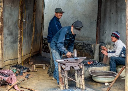 Foto de Vietnam Bac Ha - Marzo 2012: Machete fábrica herrero negro en Sund - Imagen libre de derechos