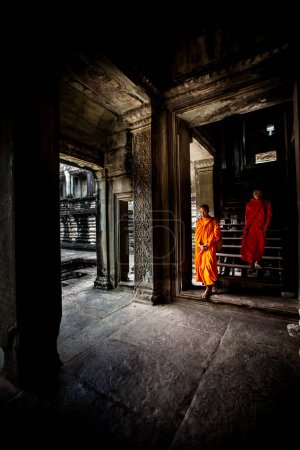 Foto de Los monjes caminan entre la ruina de Angkor Wat, Camboya - Imagen libre de derechos