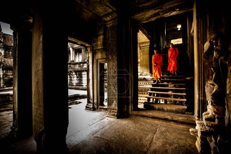 Foto de Los monjes caminan entre la ruina de Angkor Wat, Camboya - Imagen libre de derechos