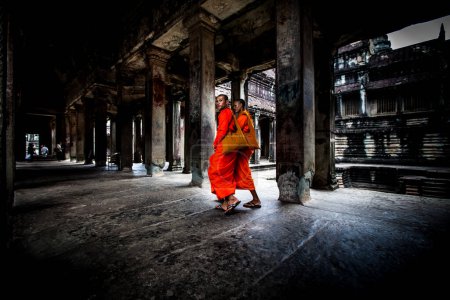Téléchargez les photos : Des moines marchent parmi les ruines d'Angkor Wat, Cambodge - en image libre de droit