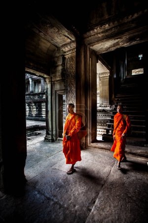 Téléchargez les photos : Des moines marchent parmi les ruines d'Angkor Wat, Cambodge - en image libre de droit
