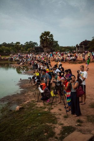 Foto de "Fotógrafos instalan trípodes al amanecer de Angkor Wat - Imagen libre de derechos