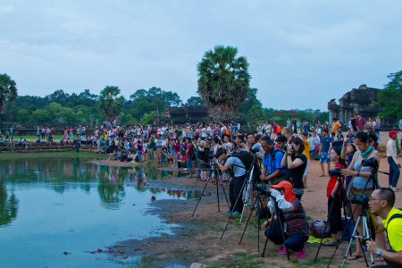 Foto de Fotógrafos se reúnen cerca del estanque Angkor Wat al amanecer - Imagen libre de derechos