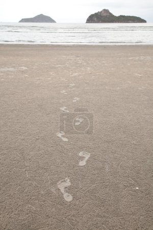 Téléchargez les photos : Empreintes humaines sur le sable. concept de vacances - en image libre de droit