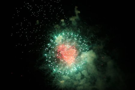Foto de Hermosos fuegos artificiales festivos en el cielo nocturno - Imagen libre de derechos