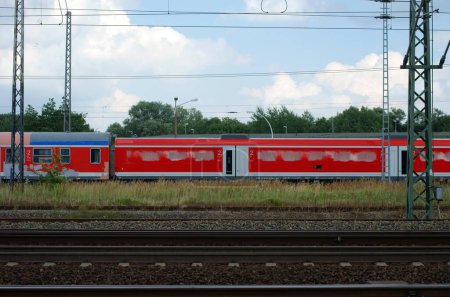 Téléchargez les photos : Vue du train rouge - en image libre de droit