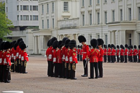 Foto de Guardias de la Reina en el palacio de Buckingham en Londres, Reino Unido - Imagen libre de derechos