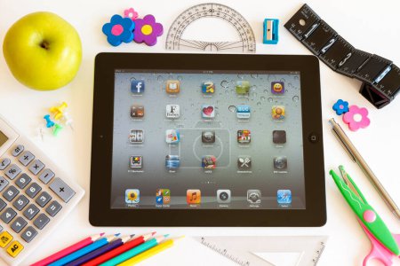 Foto de Ipad 3 con accesorios escolares - Imagen libre de derechos