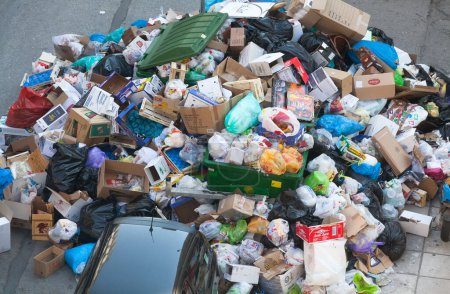 Téléchargez les photos : Des tas d'ordures dans les rues en raison des poubelles pleines. Incivilité, grossièreté et saleté. Bergame, ITALIE - 15 octobre 2018 - en image libre de droit
