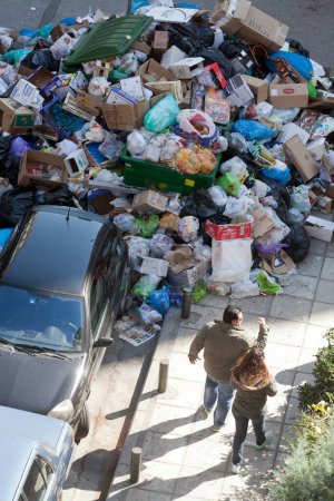 Foto de Montones de basura en las calles debido a cubos de basura llenos. Incivilidad, grosería y suciedad. Bergamo, ITALIA - 15 de octubre de 2018 - Imagen libre de derechos