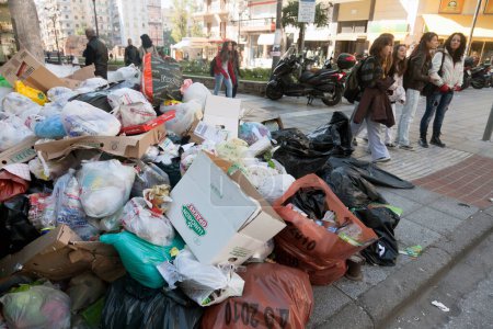 Téléchargez les photos : Des tas d'ordures dans les rues en raison des poubelles pleines. Incivilité, grossièreté et saleté. Bergame, ITALIE - 15 octobre 2018 - en image libre de droit