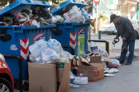 Foto de Montones de basura en las calles debido a cubos de basura llenos. Incivilidad, grosería y suciedad. Bergamo, ITALIA - 15 de octubre de 2018 - Imagen libre de derechos