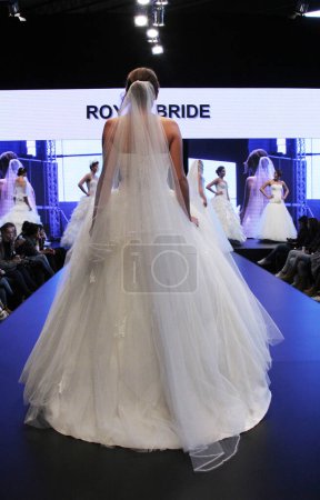 Téléchargez les photos : Modèle en belle robe de mariée sur le podium - en image libre de droit