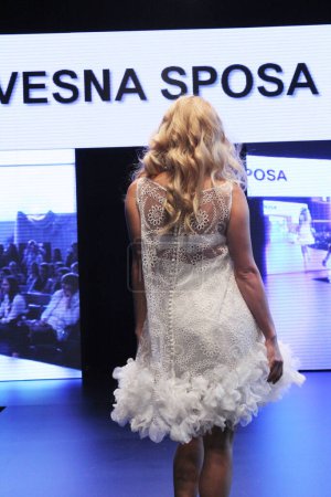 Téléchargez les photos : Modèle en belle robe de mariée sur le podium - en image libre de droit