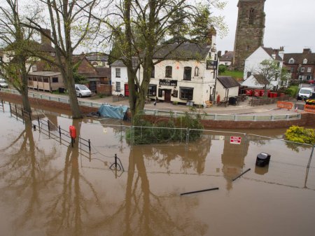 Téléchargez les photos : Pub sauvé par les défenses contre les inondations nouvellement achevées - en image libre de droit