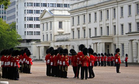 Téléchargez les photos : Queen's Guards au palais de Buckingham à Londres, Royaume-Uni - en image libre de droit