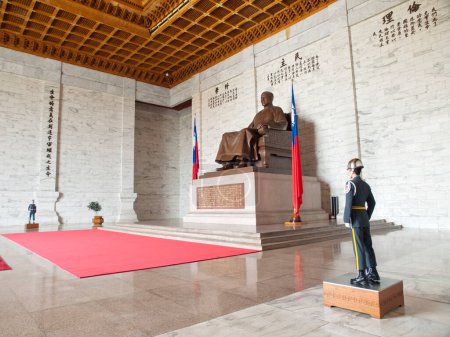 Téléchargez les photos : Chiang Kaï-chek Statue en bronze au musée - en image libre de droit