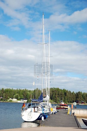 Téléchargez les photos : Sailing boat at the pier - en image libre de droit