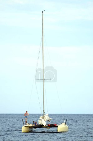 Foto de Un catamarán con gente en el mar - Imagen libre de derechos