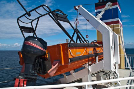 Téléchargez les photos : Bateau de sauvetage sur un ferry - en image libre de droit