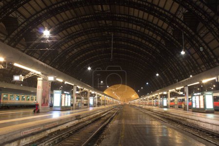 Foto de Estación central de Milán por la noche - Imagen libre de derechos