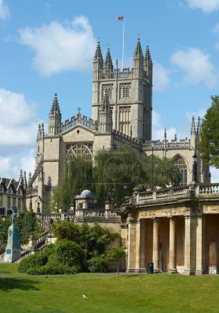 Téléchargez les photos : Abbaye de Bath debout au-dessus de Parade Gardens à Bath, Somerset, Angleterre - en image libre de droit