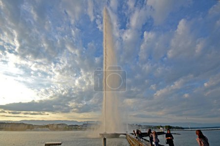 Téléchargez les photos : The tourist attraction jet D eau in Geneva, Switzerland. - en image libre de droit