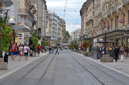 Téléchargez les photos : Genève scène de rue à la journée ensoleillée - en image libre de droit