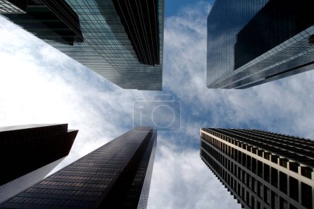 Foto de Edificios modernos altos, lugar de viaje en el fondo - Imagen libre de derechos