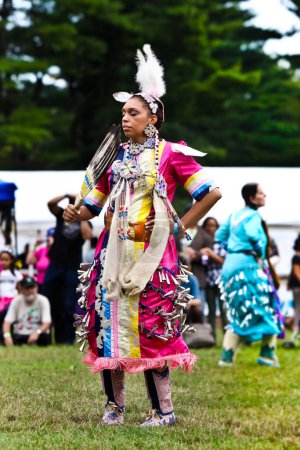 Téléchargez les photos : Image verticale d'une femme amérindienne dansant au Pow Wow. - en image libre de droit