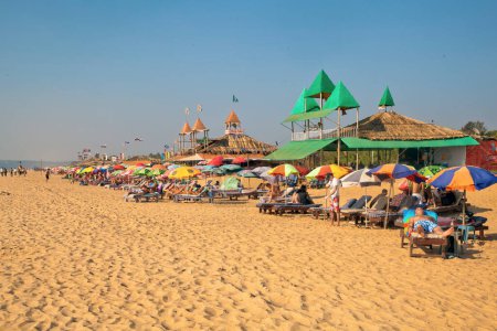 Téléchargez les photos : Étendue de sable et plage pour les vacanciers - en image libre de droit