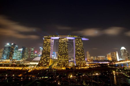 Téléchargez les photos : Singapore skyline la nuit - en image libre de droit